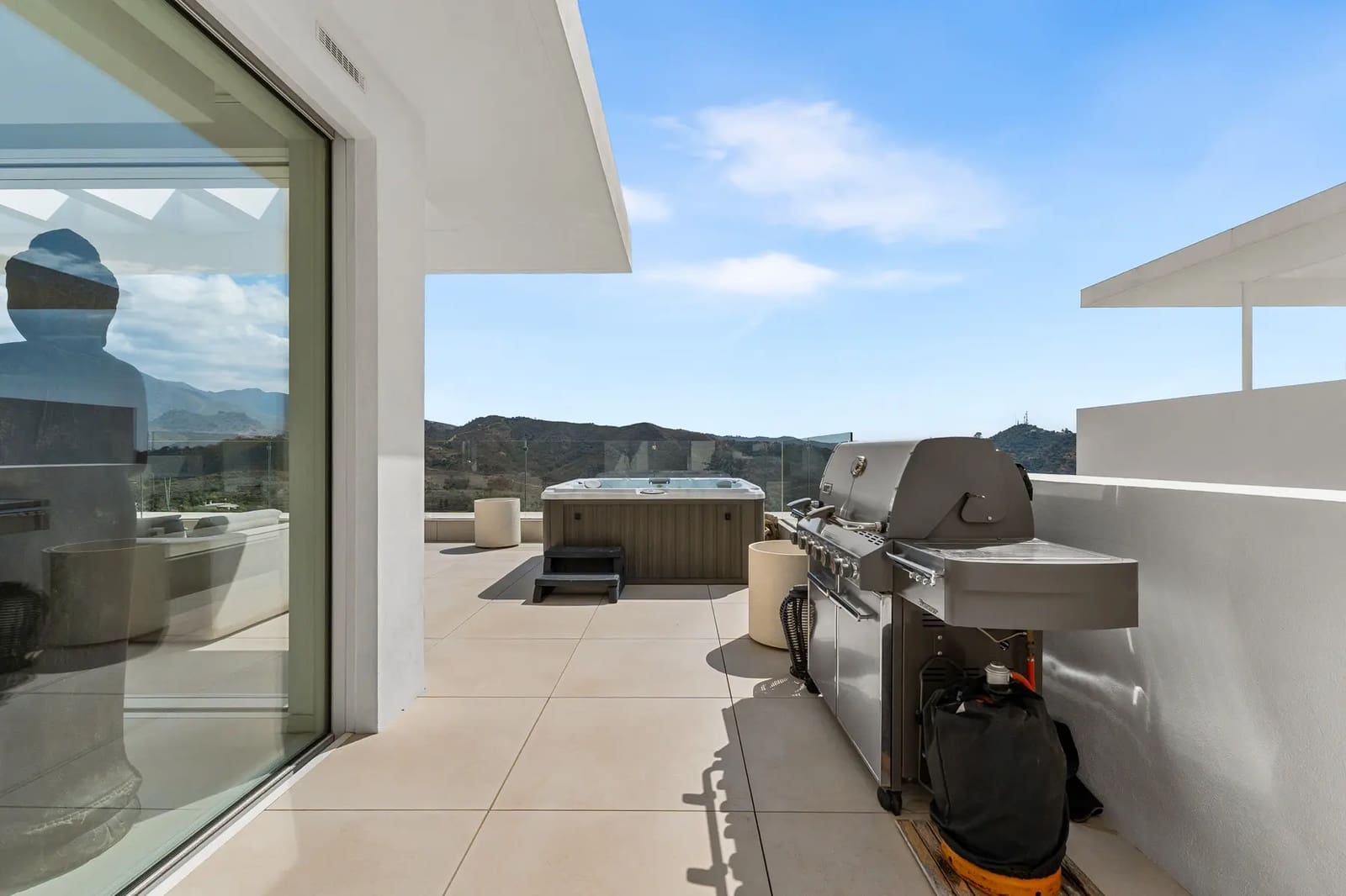 3 slaapkamer Penthouse te koop in Ojen met zwembad garage - € 2.400.000 (Ref: 10042705)