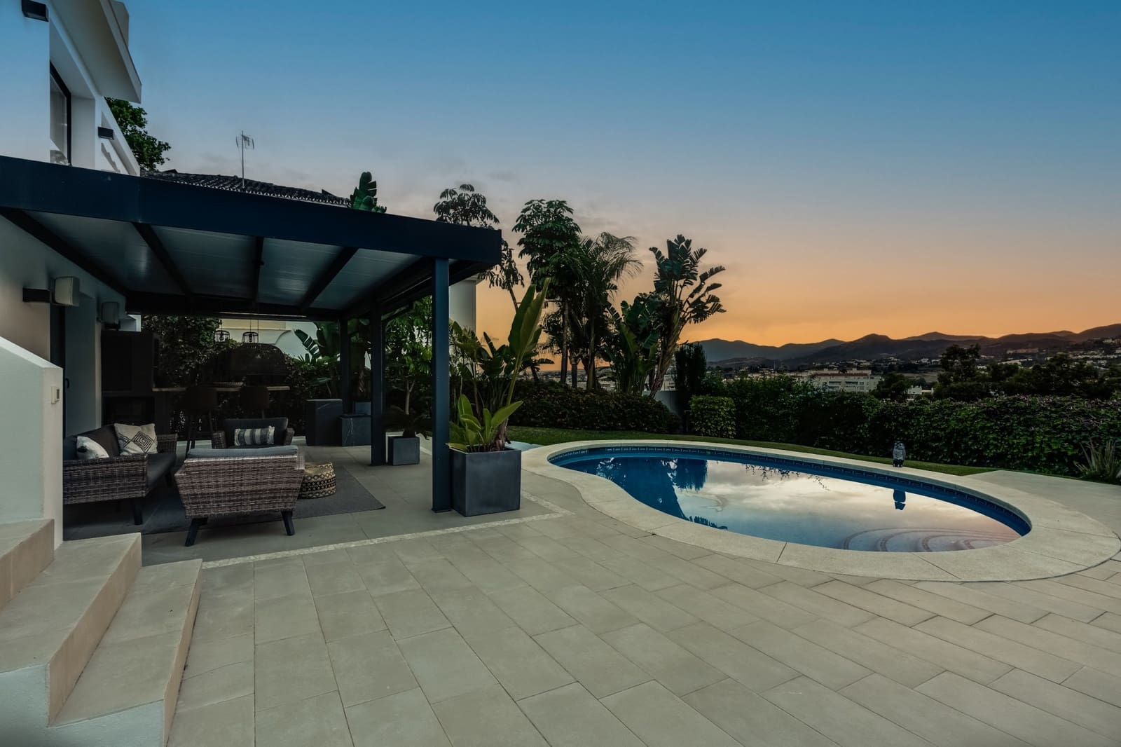 4 quarto Moradia para venda em Nueva Andalucia com piscina garagem - 1 895 000 € (Ref: 10044724)