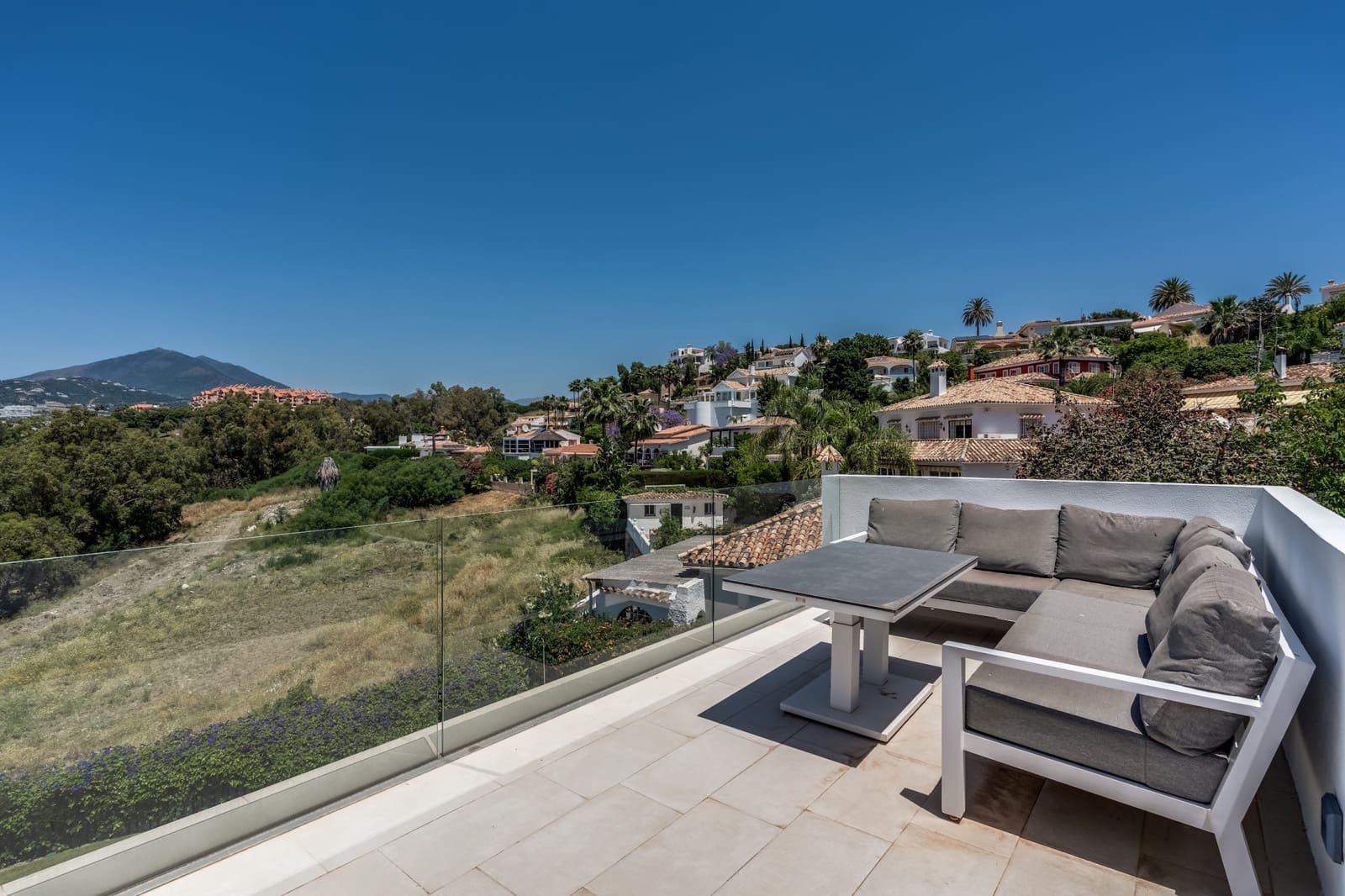 4 quarto Moradia para venda em Nueva Andalucia com piscina garagem - 1 895 000 € (Ref: 10044724)