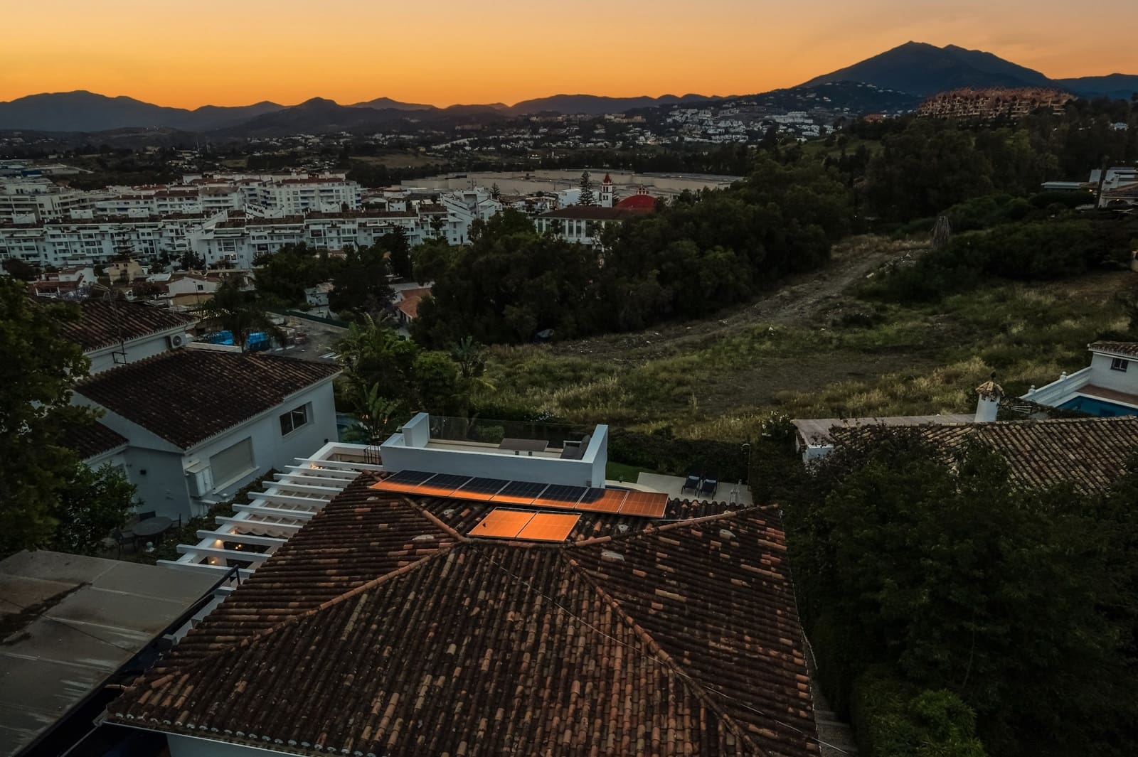 4 quarto Moradia para venda em Nueva Andalucia com piscina garagem - 1 895 000 € (Ref: 10044724)