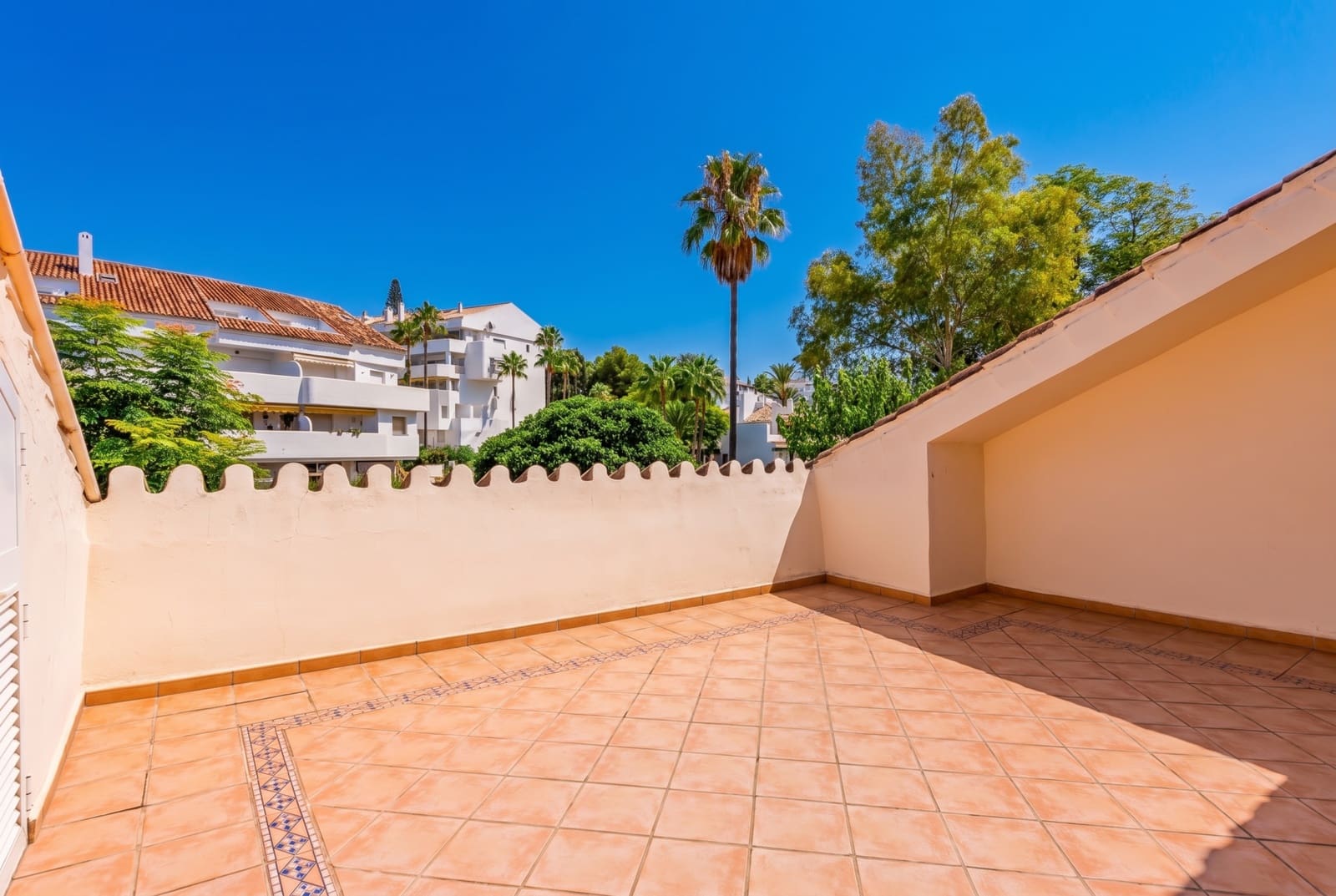 3 Zimmer Apartment zu verkaufen in Nueva Andalucia mit Pool Garage - 695.000 € (Ref: 10047042)