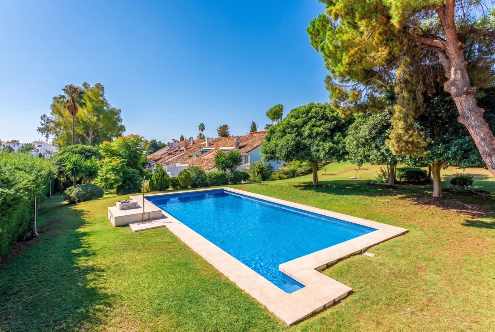 3 Zimmer Apartment zu verkaufen in Nueva Andalucia mit Pool Garage - 695.000 € (Ref: 10047042)