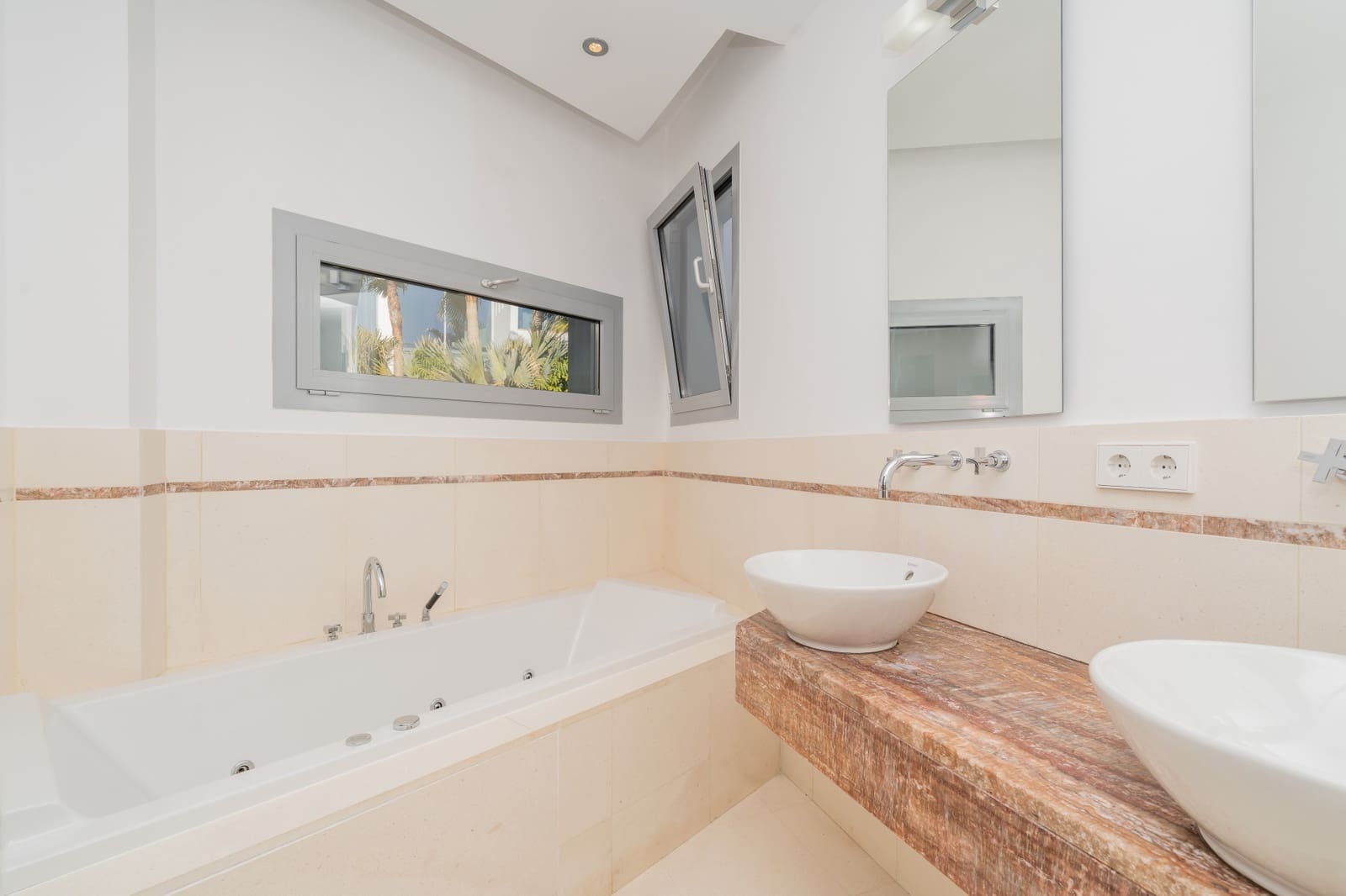 5 sypialnia Dom blizniak na sprzedaż w Marbella z basenem garażem - 3 000 000 € (Ref: 10054896)