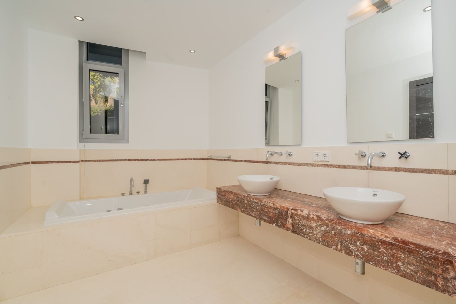 5 sypialnia Dom blizniak na sprzedaż w Marbella z basenem garażem - 3 000 000 € (Ref: 10054896)