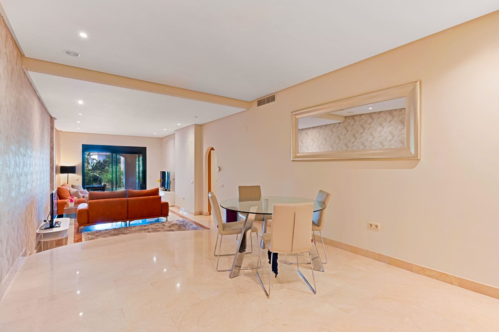 2 soverom Leilighet til salgs i Marbella med svømmebasseng garasje - € 825 000 (Ref: 10058757)