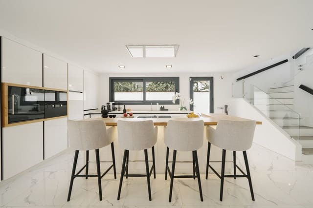 4 Zimmer Villa zu verkaufen in Nueva Andalucia, Marbella mit Pool Garage - 2.195.000 € (Ref: 10064026)