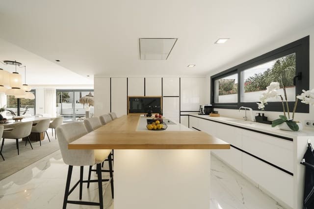 4 Zimmer Villa zu verkaufen in Nueva Andalucia, Marbella mit Pool Garage - 2.195.000 € (Ref: 10064026)