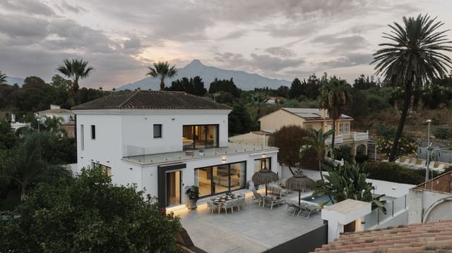 4 Zimmer Villa zu verkaufen in Nueva Andalucia, Marbella mit Pool Garage - 2.195.000 € (Ref: 10064026)