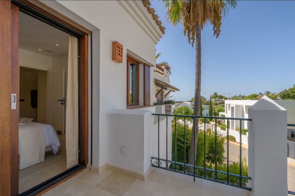 3 slaapkamer Huis te koop in El Paraiso met zwembad garage - € 1.295.000 (Ref: 10067683)
