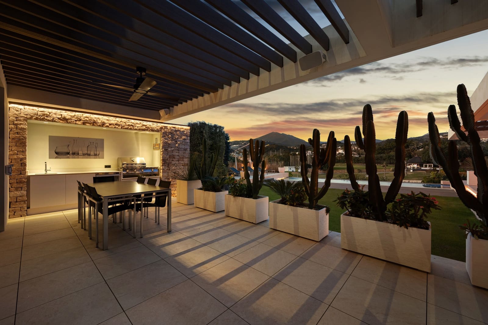 7 soverom Villa til salgs i Nueva Andalucia med svømmebasseng garasje - € 6 350 000 (Ref: 10078045)