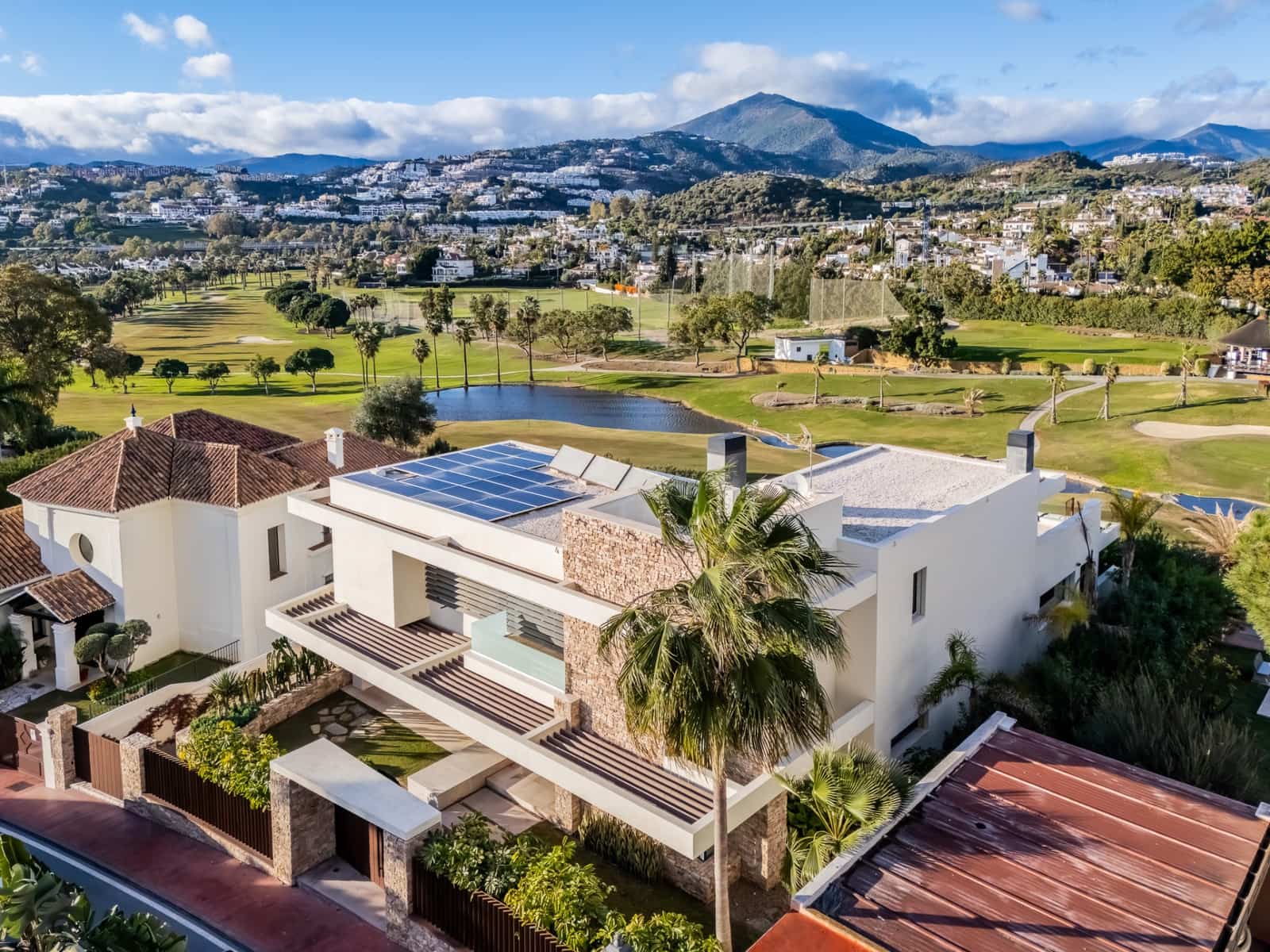7 soverom Villa til salgs i Nueva Andalucia med svømmebasseng garasje - € 6 350 000 (Ref: 10078045)