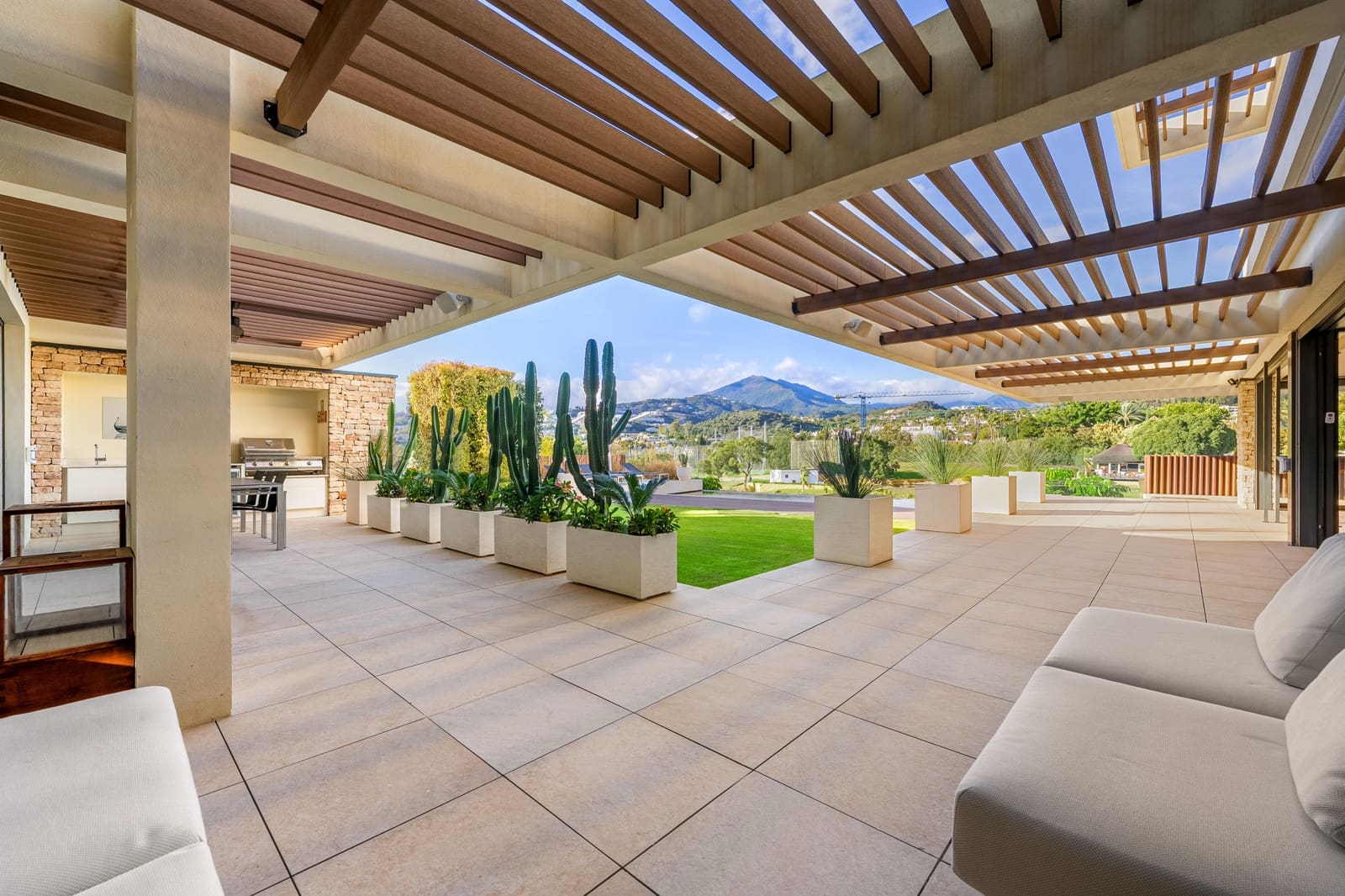 7 soverom Villa til salgs i Nueva Andalucia med svømmebasseng garasje - € 6 350 000 (Ref: 10078045)