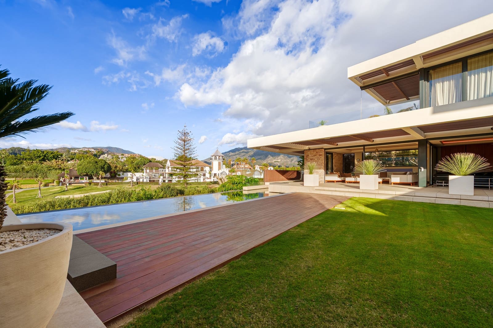 7 soverom Villa til salgs i Nueva Andalucia med svømmebasseng garasje - € 6 350 000 (Ref: 10078045)