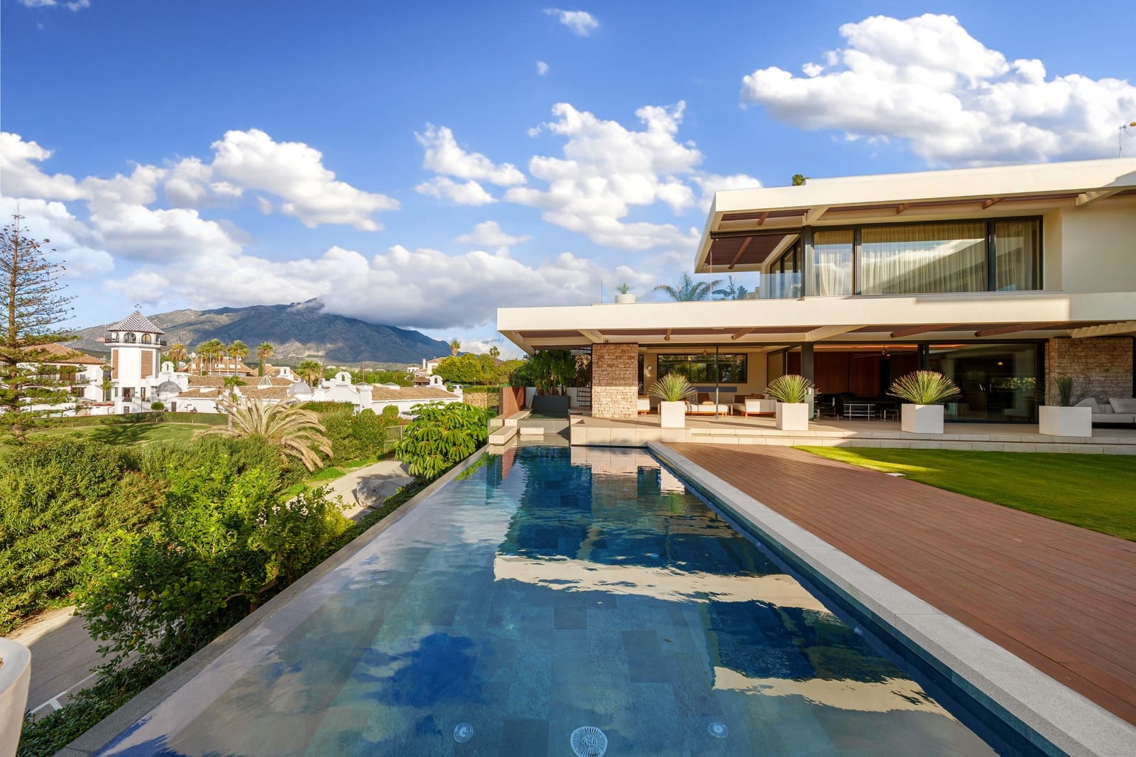 7 soverom Villa til salgs i Nueva Andalucia med svømmebasseng garasje - € 6 350 000 (Ref: 10078045)