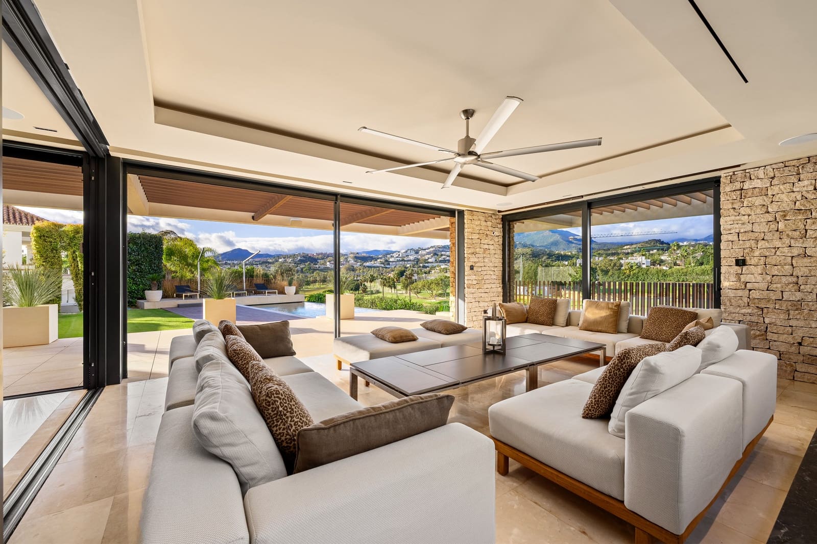 7 soverom Villa til salgs i Nueva Andalucia med svømmebasseng garasje - € 6 350 000 (Ref: 10078045)