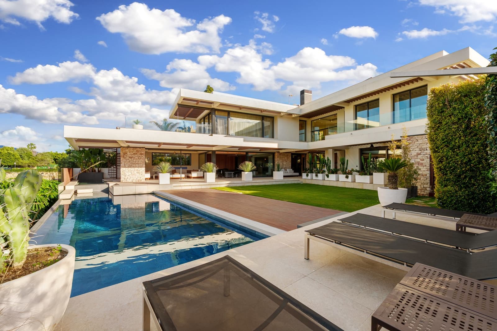 7 soverom Villa til salgs i Nueva Andalucia med svømmebasseng garasje - € 6 350 000 (Ref: 10078045)