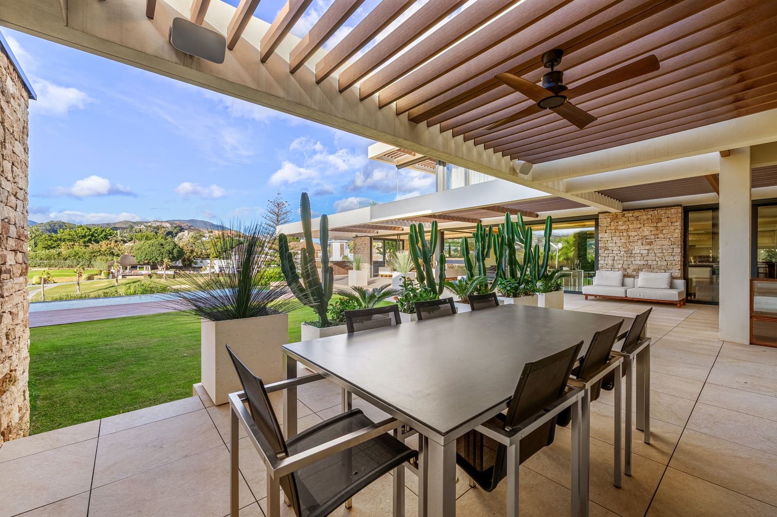7 soverom Villa til salgs i Nueva Andalucia med svømmebasseng garasje - € 6 350 000 (Ref: 10078045)