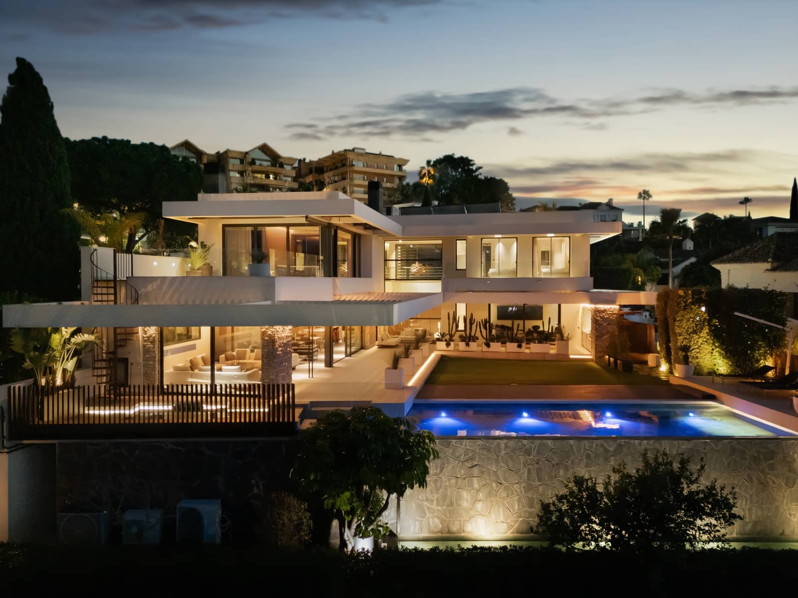 7 soverom Villa til salgs i Nueva Andalucia med svømmebasseng garasje - € 6 350 000 (Ref: 10078045)