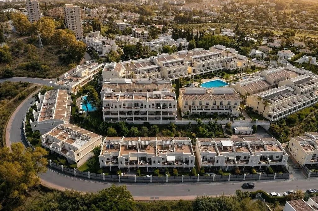 3 sypialnia Apartament na sprzedaż w Nueva Andalucia z basenem garażem - 639 000 € (Ref: 10078047)