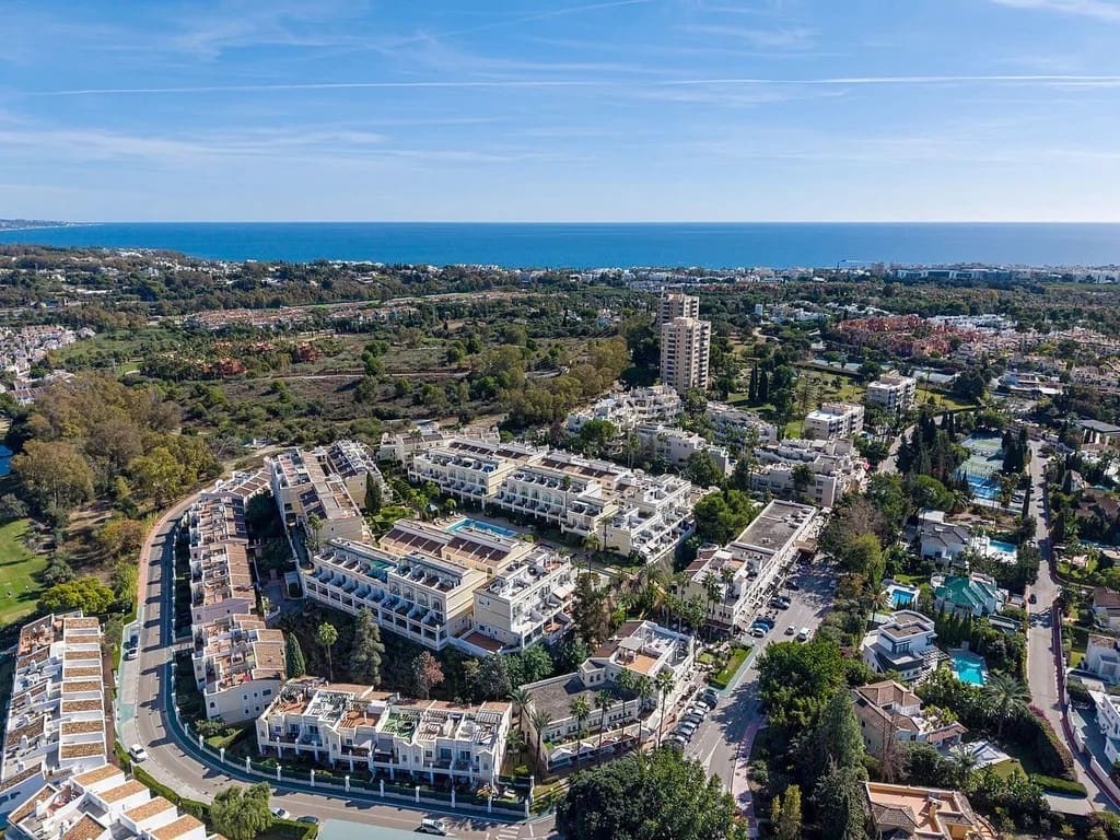 3 sypialnia Apartament na sprzedaż w Nueva Andalucia z basenem garażem - 639 000 € (Ref: 10078047)