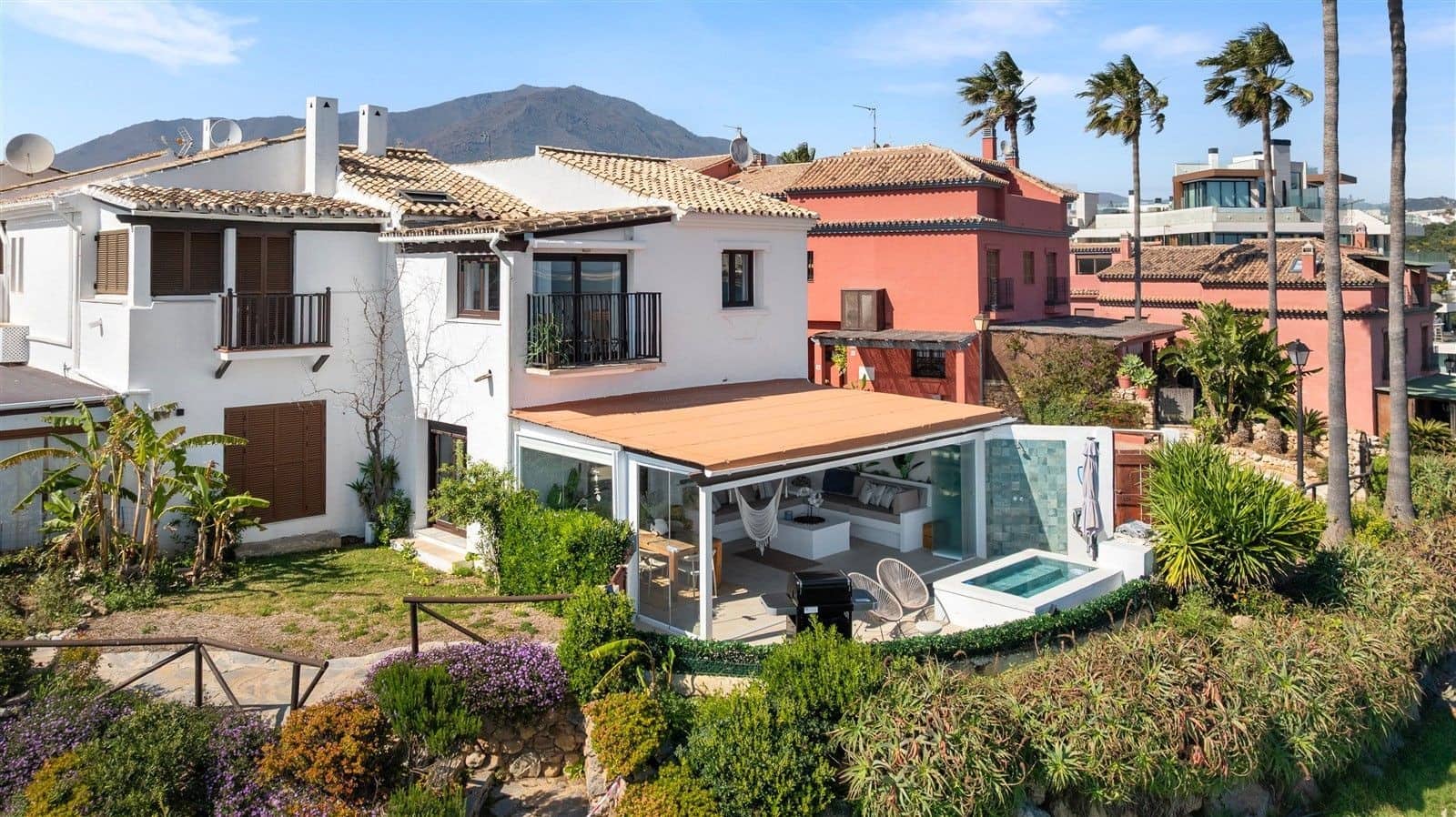 4 quarto Moradia Geminada para venda em Estepona com piscina garagem - 1 695 000 € (Ref: 10078049)