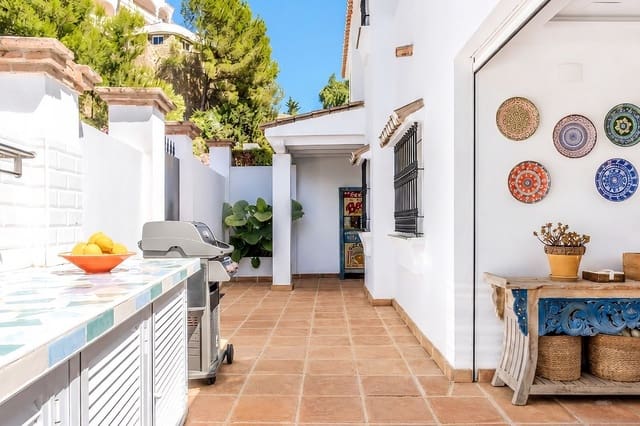 4 chambre Villa/Maison à vendre à Nueva Andalucia, Marbella avec piscine garage - 1 500 000 € (Ref: 10078050)