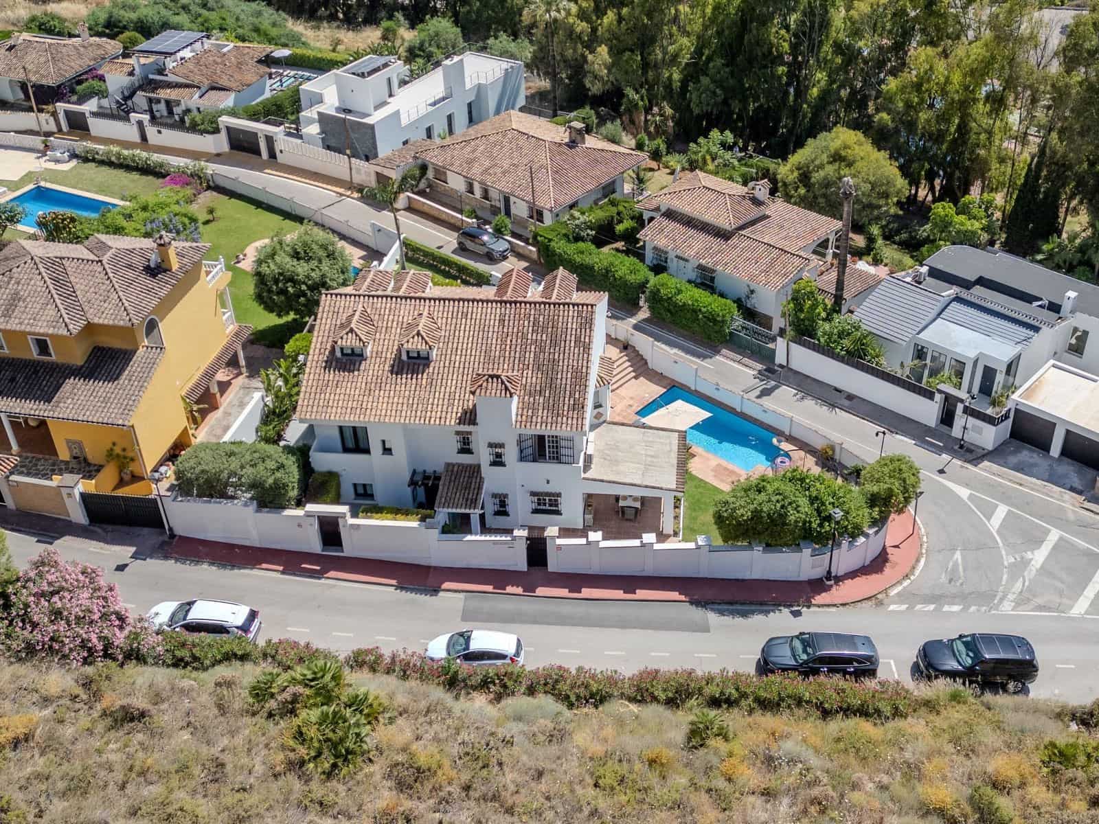 4 chambre Villa/Maison à vendre à Nueva Andalucia avec piscine garage - 1 500 000 € (Ref: 10078050)