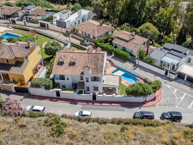 4 chambre Villa/Maison à vendre à Nueva Andalucia, Marbella avec piscine garage - 1 500 000 € (Ref: 10078050)