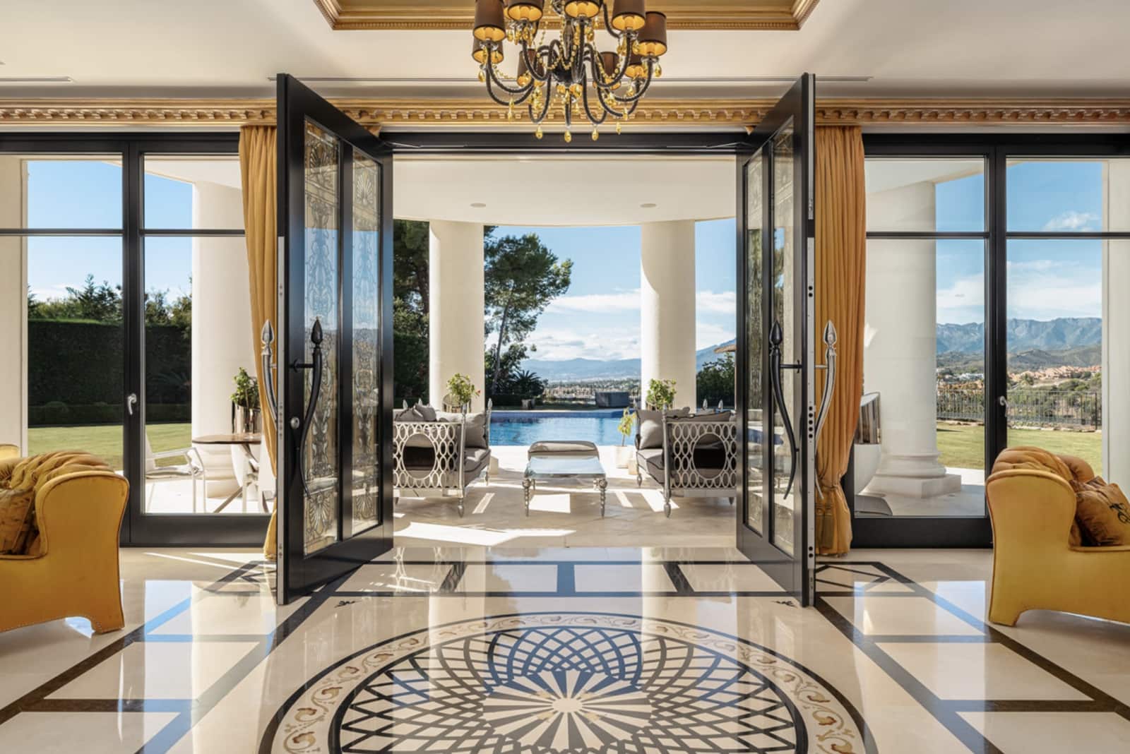 7 sypialnia Willa na sprzedaż w Marbella z basenem garażem - 9 500 000 € (Ref: 10080970)