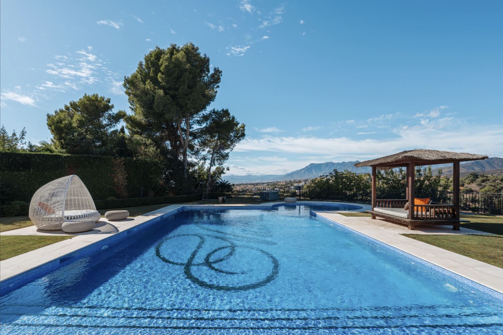 7 sypialnia Willa na sprzedaż w Marbella z basenem garażem - 9 500 000 € (Ref: 10080970)