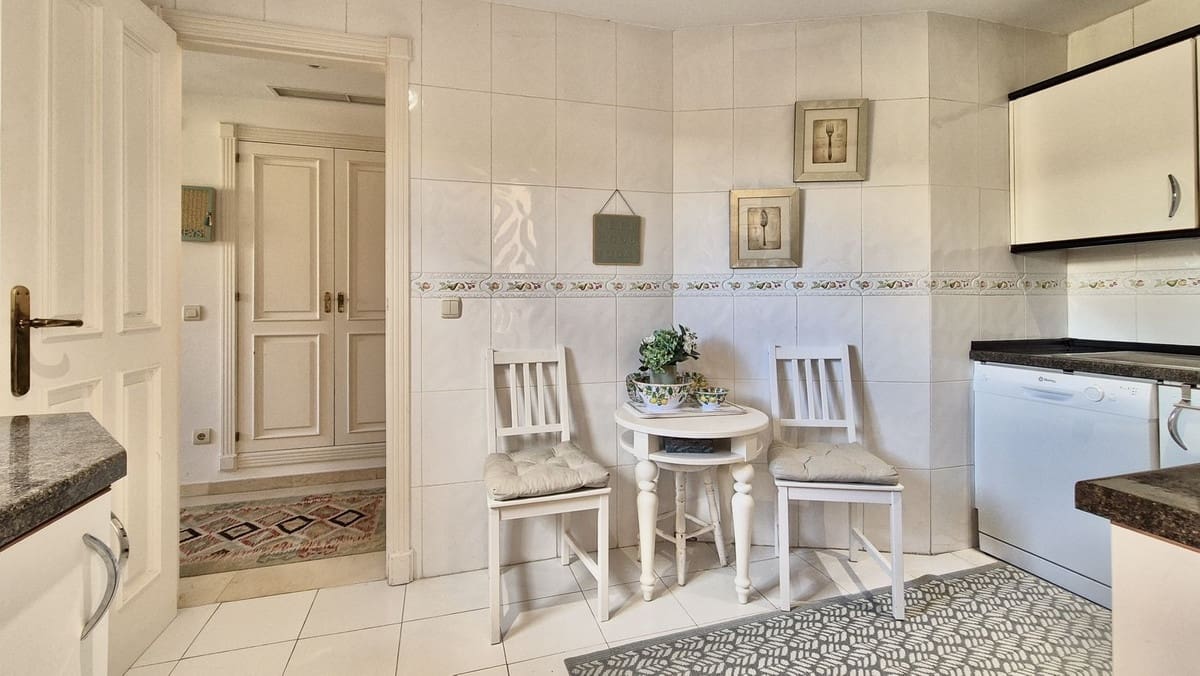 2 slaapkamer Appartement te koop in Nueva Andalucia met zwembad garage - € 695.000 (Ref: 10080972)