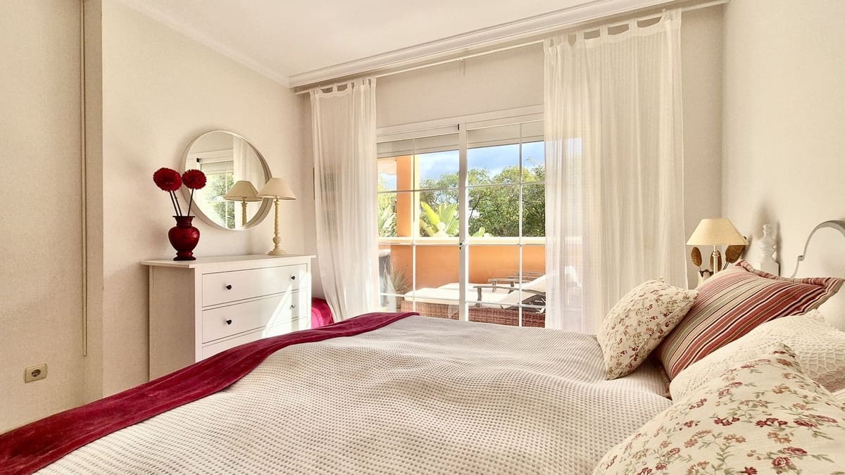 2 slaapkamer Appartement te koop in Nueva Andalucia met zwembad garage - € 695.000 (Ref: 10080972)