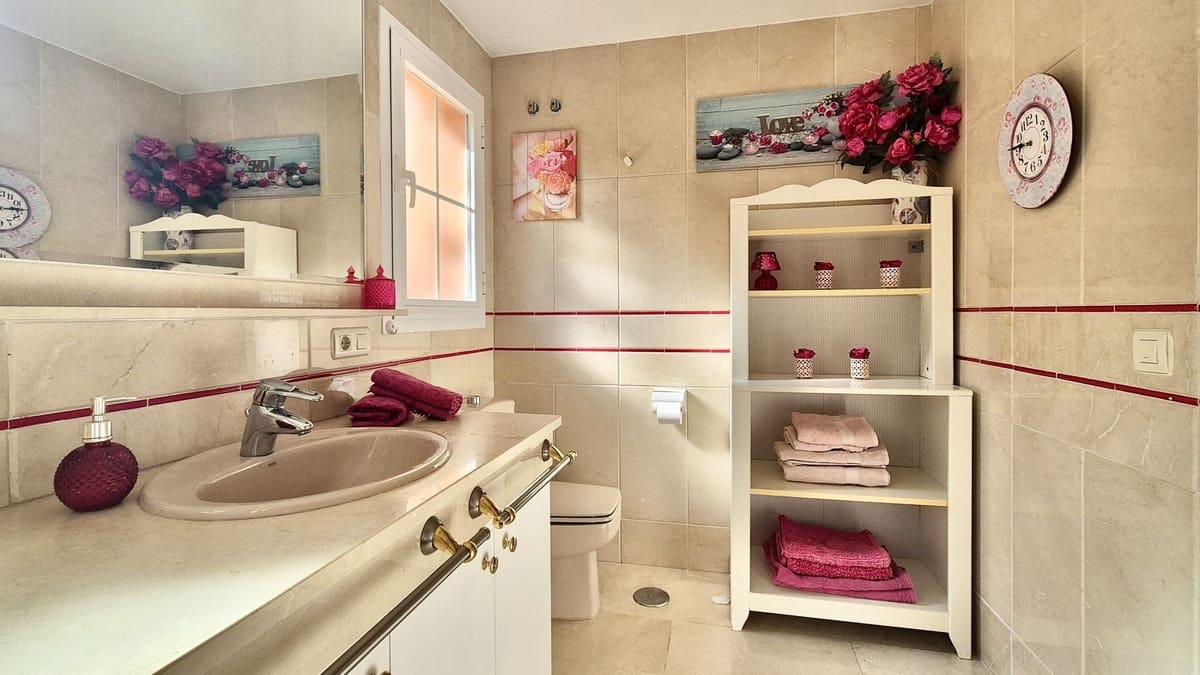 2 slaapkamer Appartement te koop in Nueva Andalucia met zwembad garage - € 695.000 (Ref: 10080972)