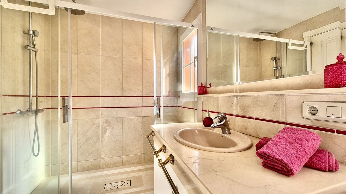 2 slaapkamer Appartement te koop in Nueva Andalucia met zwembad garage - € 695.000 (Ref: 10080972)