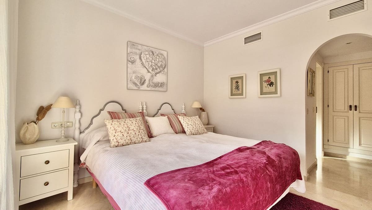 2 slaapkamer Appartement te koop in Nueva Andalucia met zwembad garage - € 695.000 (Ref: 10080972)