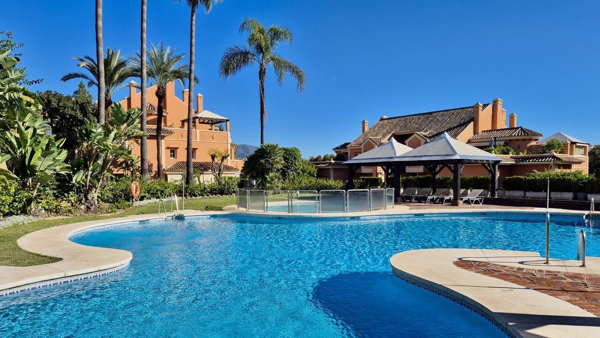 2 slaapkamer Appartement te koop in Nueva Andalucia met zwembad garage - € 695.000 (Ref: 10080972)