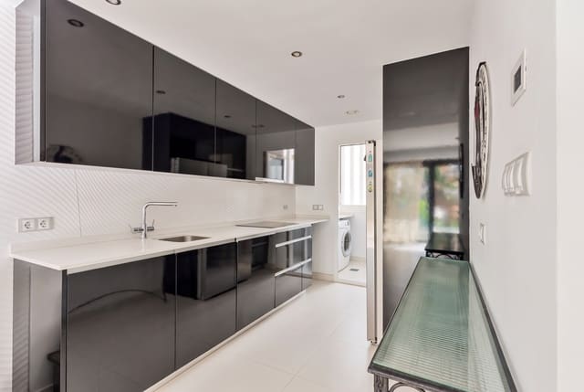 3 sypialnia Dom na sprzedaż w Marbella z basenem garażem - 1 415 000 € (Ref: 10089402)