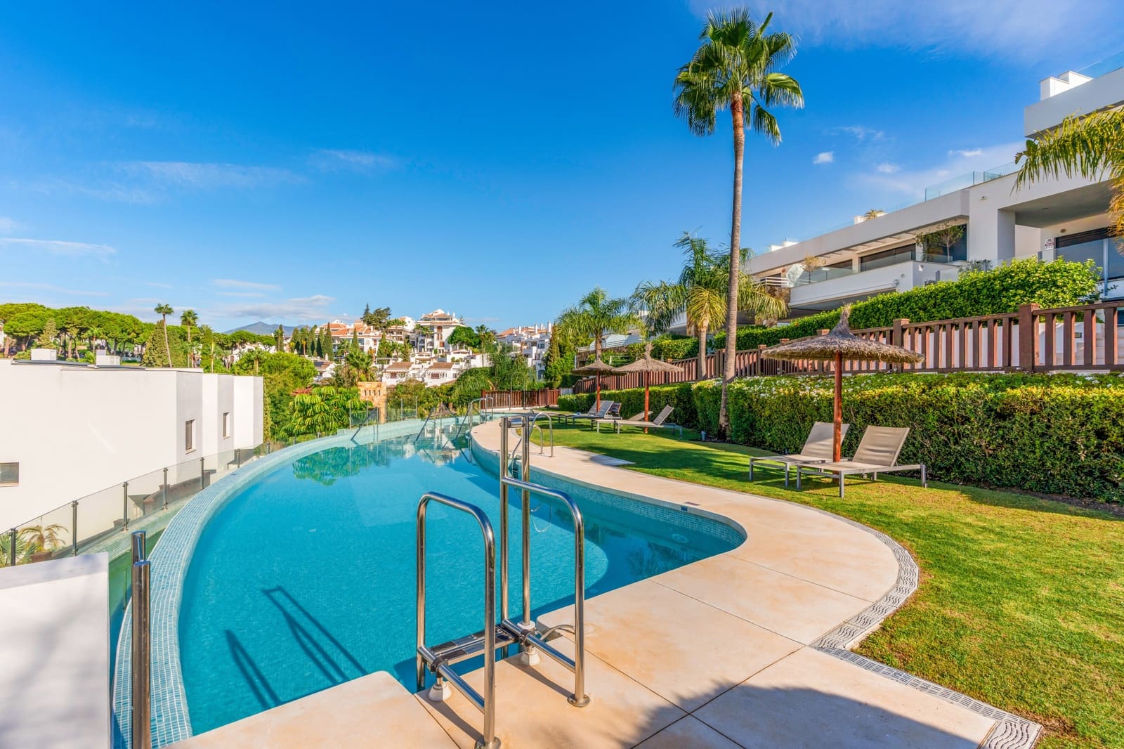 3 sypialnia Dom na sprzedaż w Marbella z basenem garażem - 1 415 000 € (Ref: 10089402)