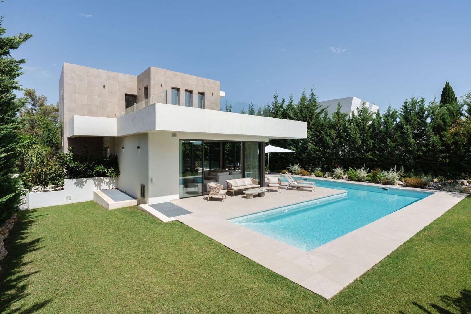 4 slaapkamer Villa te koop in Nueva Andalucia met zwembad - € 3.950.000 (Ref: 10089405)