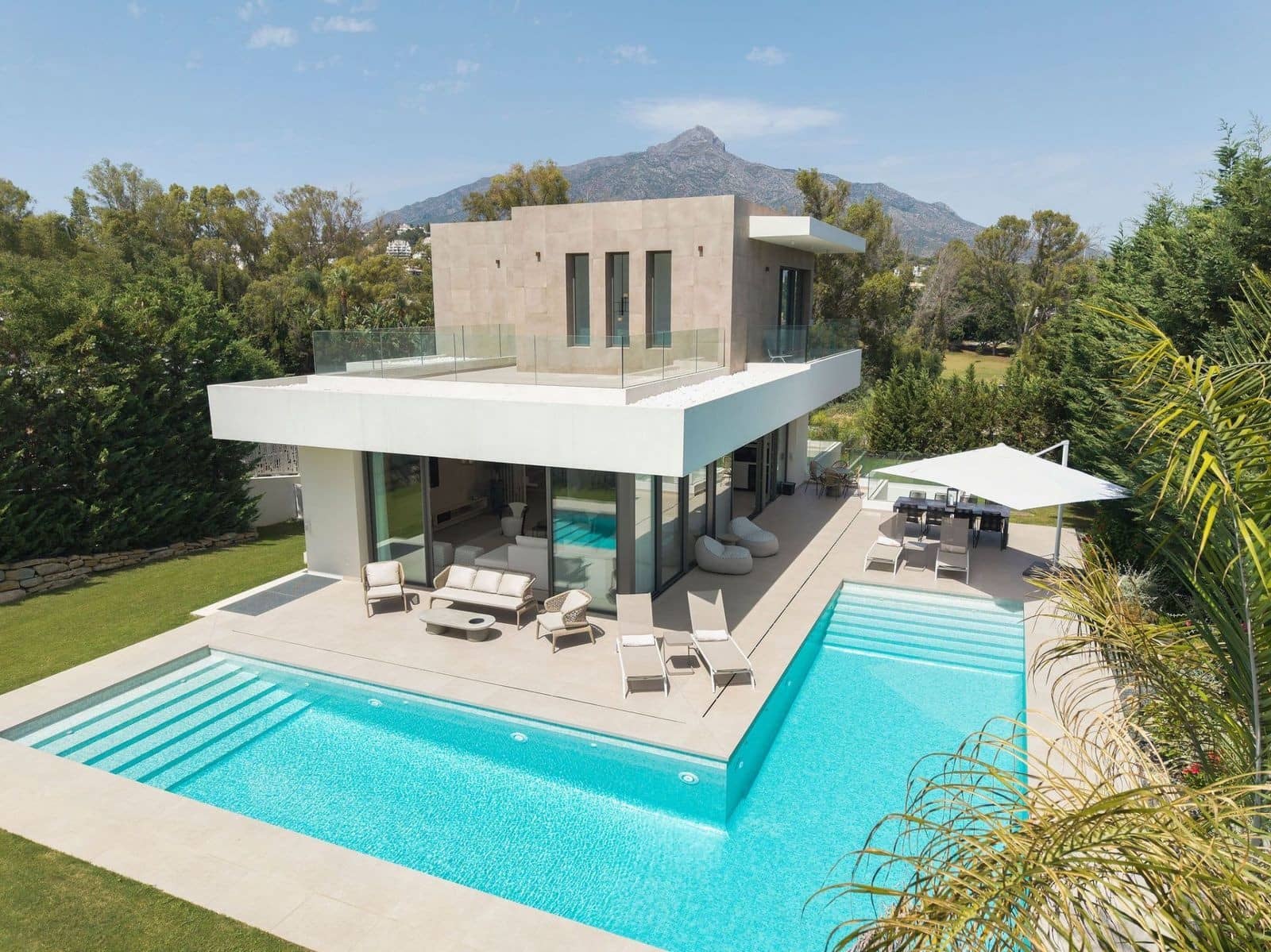 4 slaapkamer Villa te koop in Nueva Andalucia met zwembad - € 3.950.000 (Ref: 10089405)