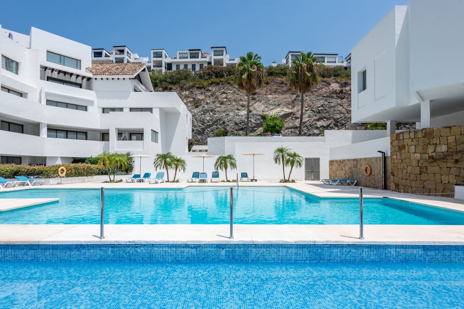 2 soveværelse Lejlighed til salg i Los Flamingos med swimmingpool garage - € 675.000 (Ref: 10089407)