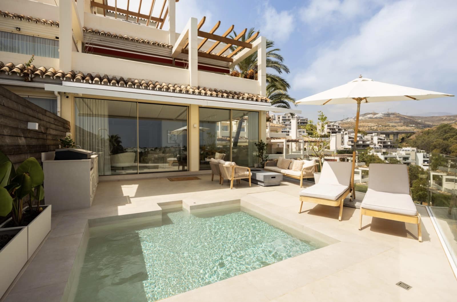 Apartamento de 3 habitaciones en Nueva Andalucia en venta con piscina garaje - 1.500.000 € (Ref: 10098184)