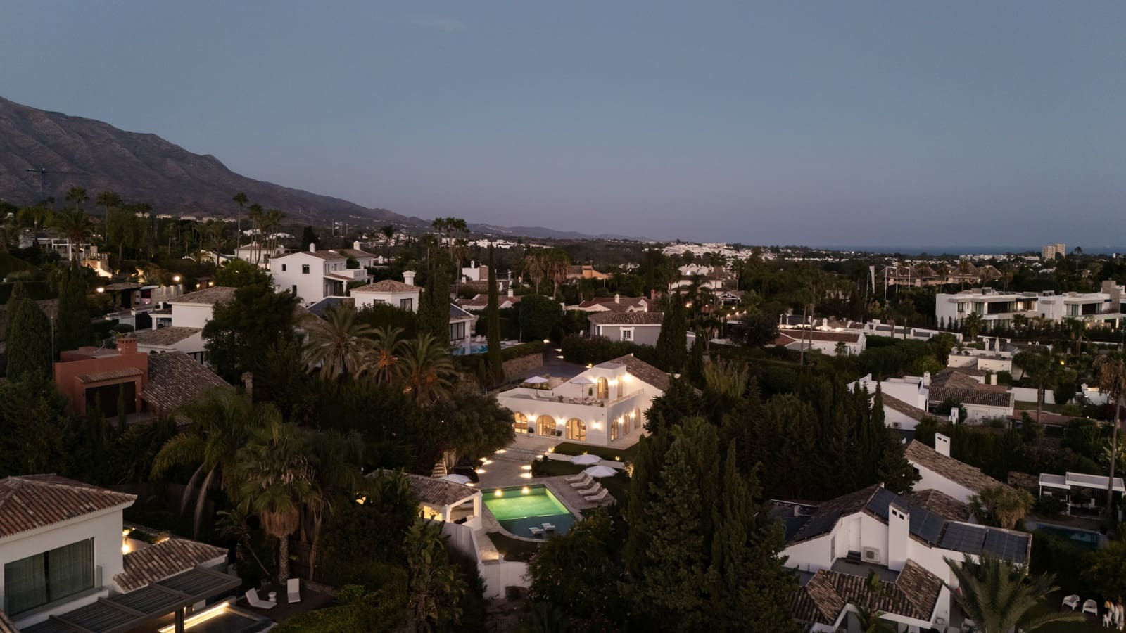 4 slaapkamer Villa te koop in Nueva Andalucia met zwembad garage - € 3.495.000 (Ref: 10102219)