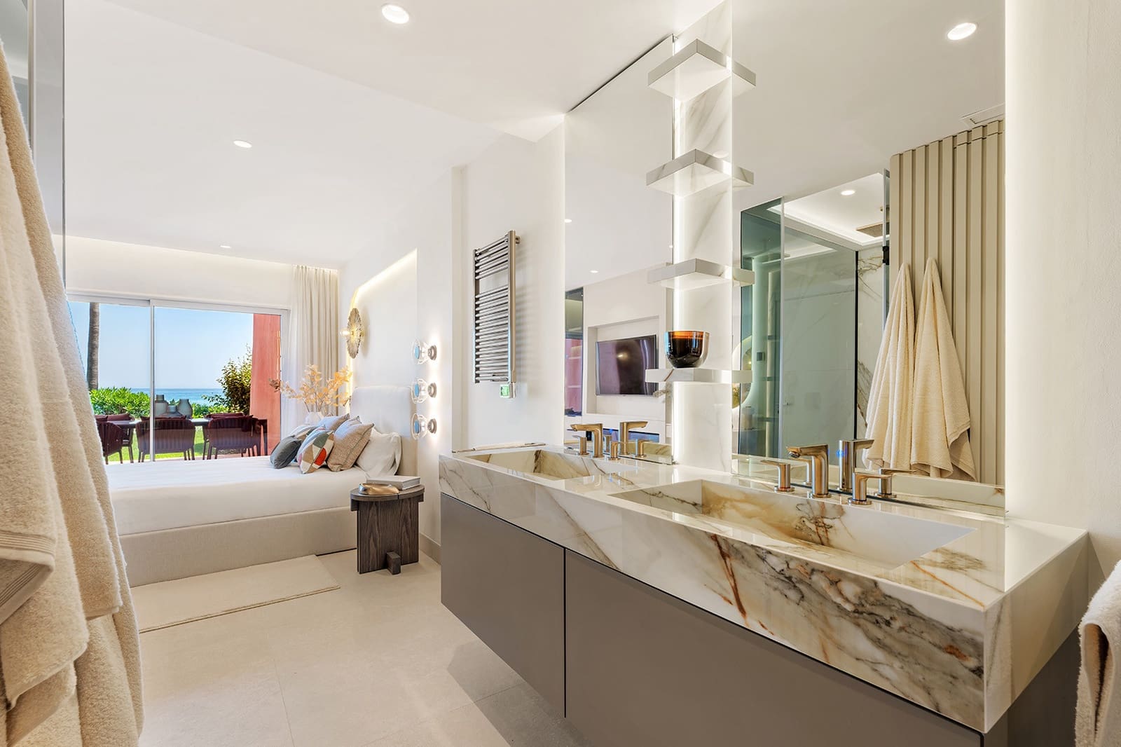 Apartamento de 3 habitaciones en Estepona en venta con piscina garaje - 2.350.000 € (Ref: 10109374)