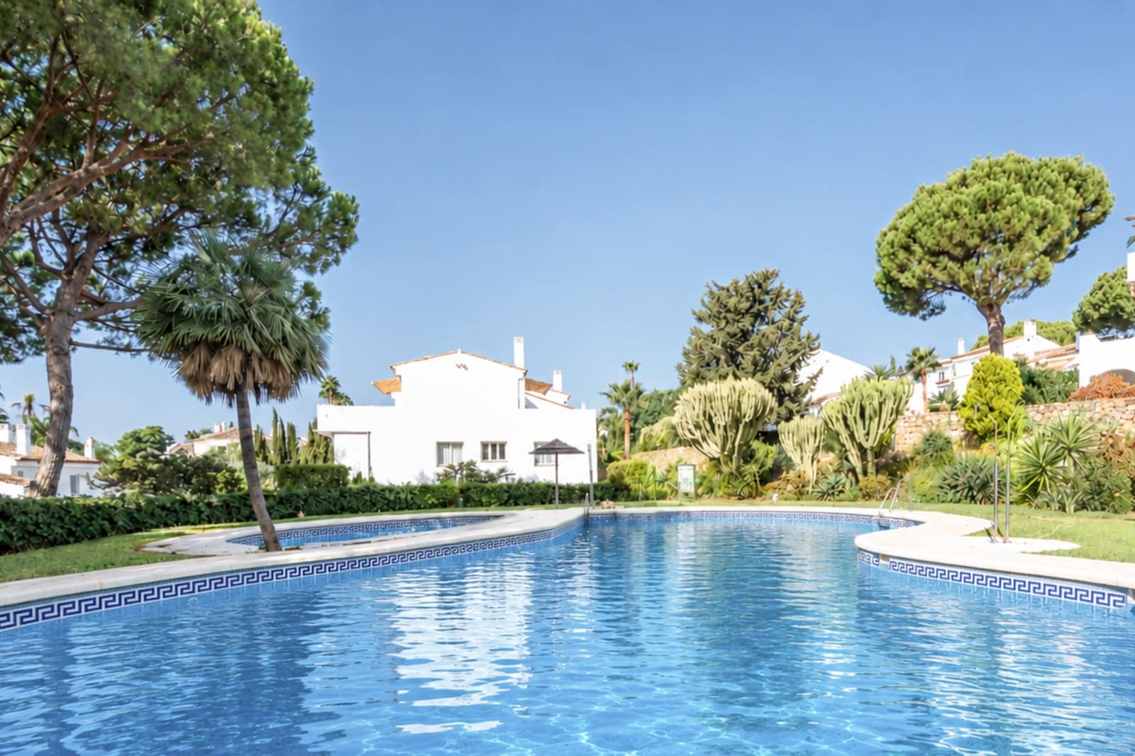2 slaapkamer Penthouse te koop in El Paraiso met zwembad - € 550.000 (Ref: 10109375)