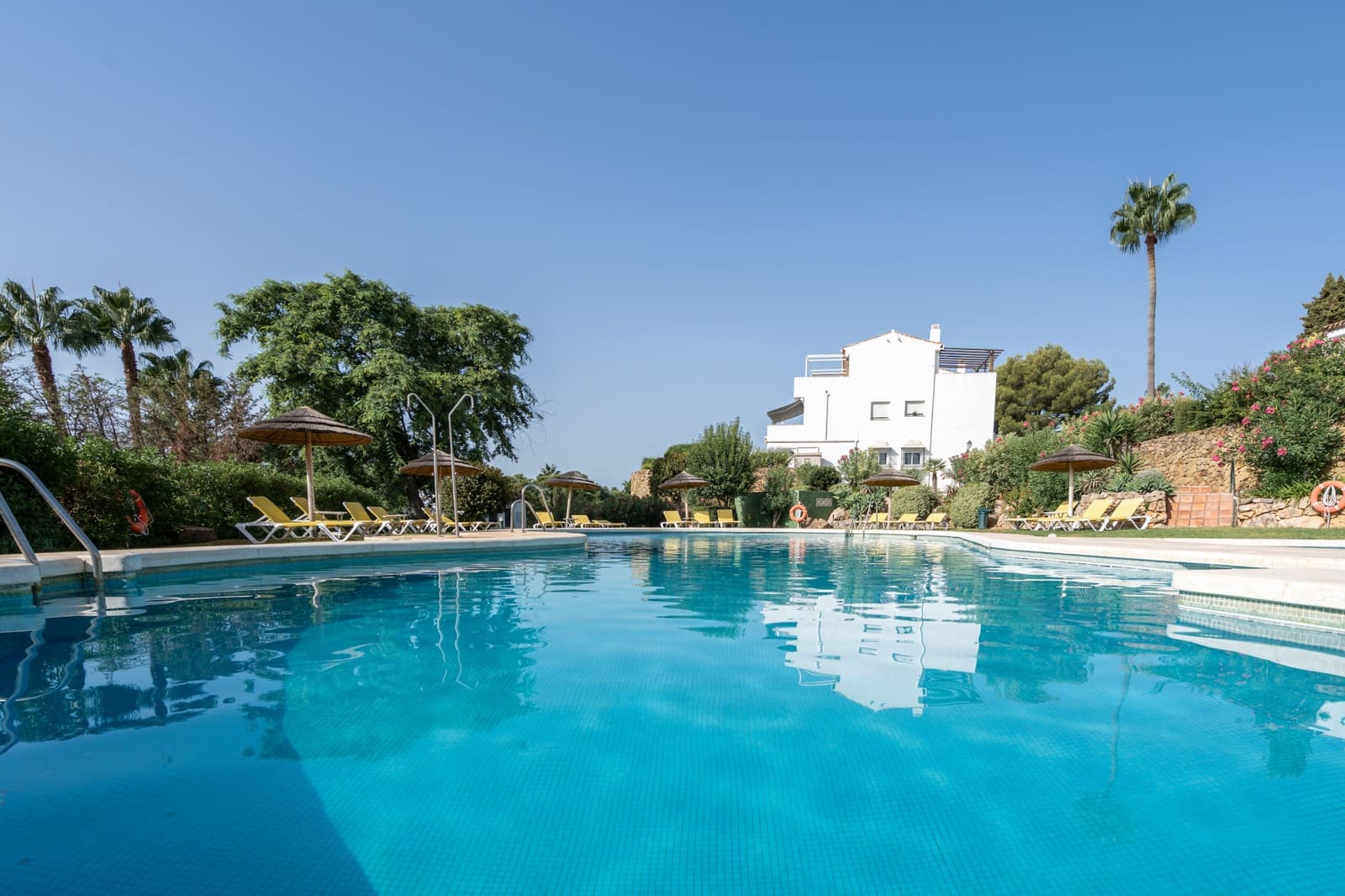 2 slaapkamer Penthouse te koop in El Paraiso met zwembad - € 550.000 (Ref: 10109375)