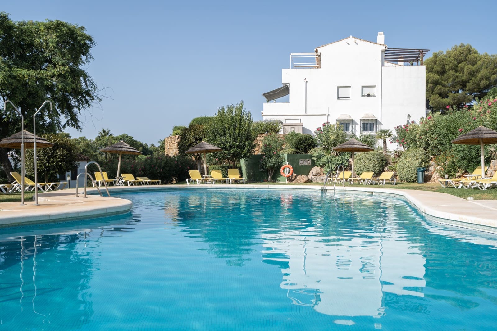 2 slaapkamer Penthouse te koop in El Paraiso met zwembad - € 550.000 (Ref: 10109375)
