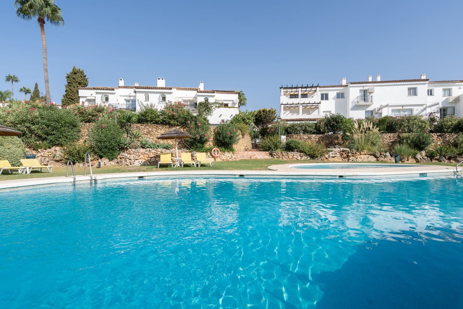 2 slaapkamer Penthouse te koop in El Paraiso met zwembad - € 550.000 (Ref: 10109375)