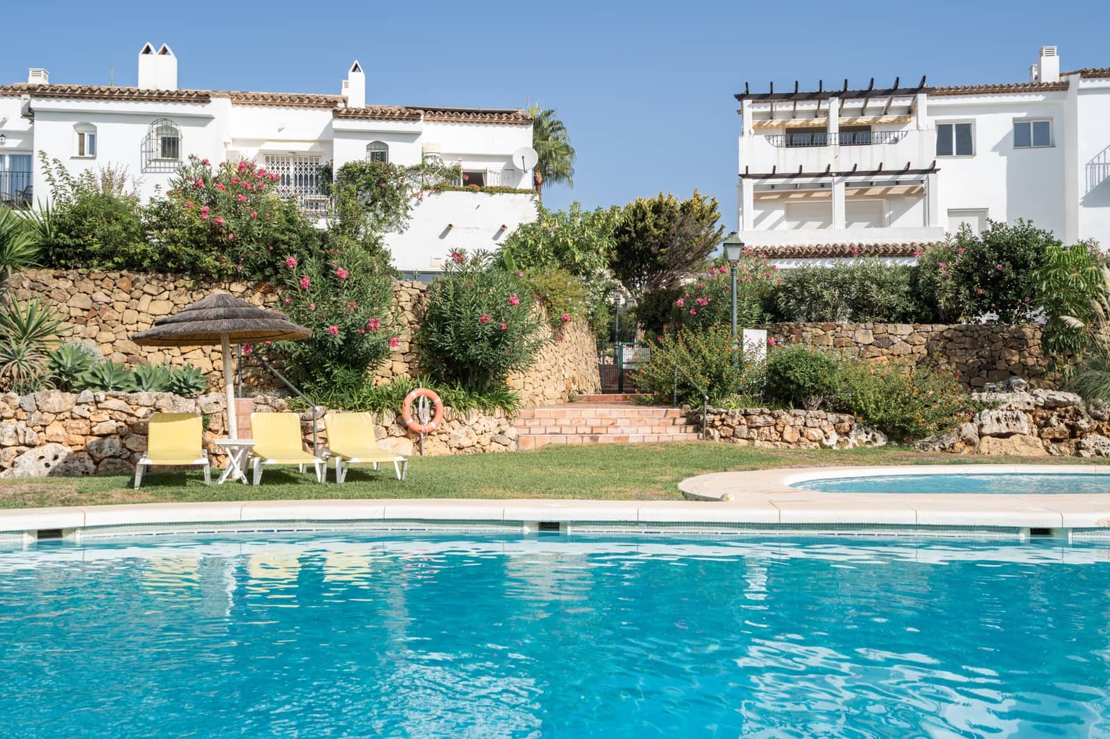 2 slaapkamer Penthouse te koop in El Paraiso met zwembad - € 550.000 (Ref: 10109375)