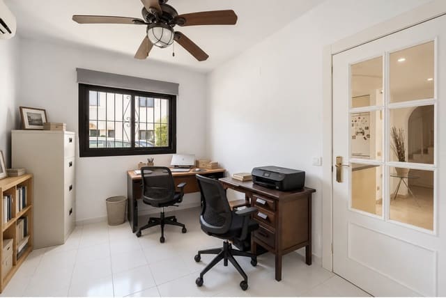 Casa de 4 habitaciones en San Pedro de Alcantara, Marbella en venta con piscina garaje - 895.000 € (Ref: 10110952)